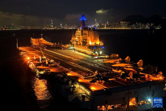 錨泊在維多利亞港的山東艦夜景（無人機(jī)照片，7月4日攝）。新華社發(fā)（蒲海洋 攝）