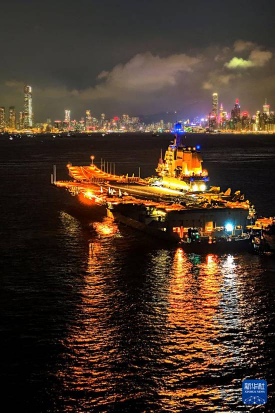 錨泊在維多利亞港的山東艦夜景（無人機(jī)照片，7月4日攝）。新華社發(fā)（蒲海洋 攝）