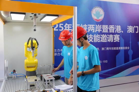 7月8日在上海第二工業(yè)大學拍攝的海峽兩岸暨香港、澳門青年技能邀請賽現(xiàn)場。新華社發(fā)（陳瀟雨攝）