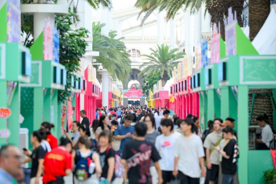 7月11日，2025澳門國際美食之都嘉年華上游客摩肩接踵。新華社發(fā)（張金加攝）