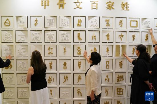 這是7月11日在香港中央圖書館拍攝的展覽現(xiàn)場。新華社發(fā)（王申 攝）