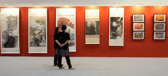 8月6日，觀(guān)眾在觀(guān)看展覽。新華社發(fā)（呂小煒攝）