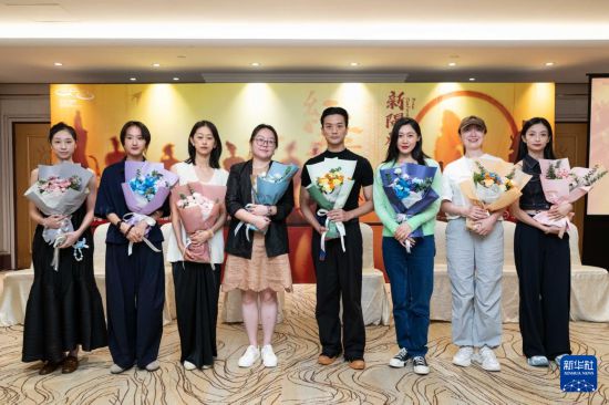  8月11日，演員在江蘇大劇院原創(chuàng)民族舞劇《紅樓夢(mèng)》新聞發(fā)布會(huì)現(xiàn)場(chǎng)合影。新華社發(fā)