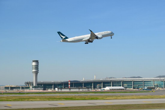 　　香港國際機場三跑道系統(tǒng)正式啟用后，一架飛機從中跑道起飛（2024年11月28日攝）。新華社發(fā)