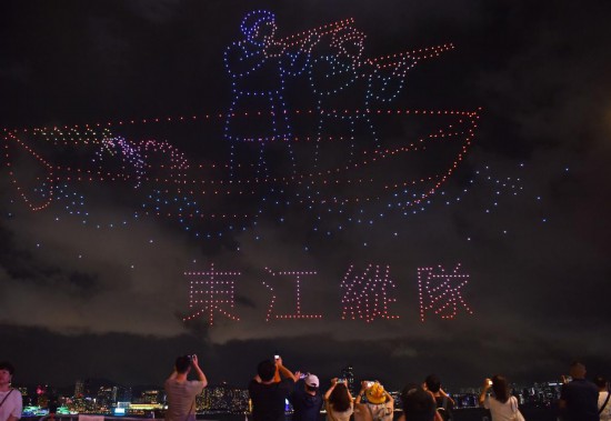   8月30日拍攝的無人機匯演現(xiàn)場。新華社記者 陳鐸 攝