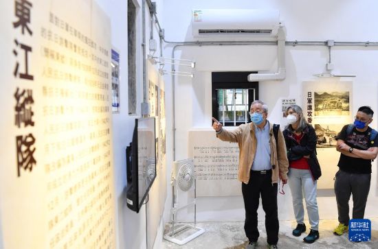 　　劉蜀永（左）在香港沙頭角抗戰(zhàn)紀念館講解（2022年11月26日攝）。新華社記者 陳鐸 攝