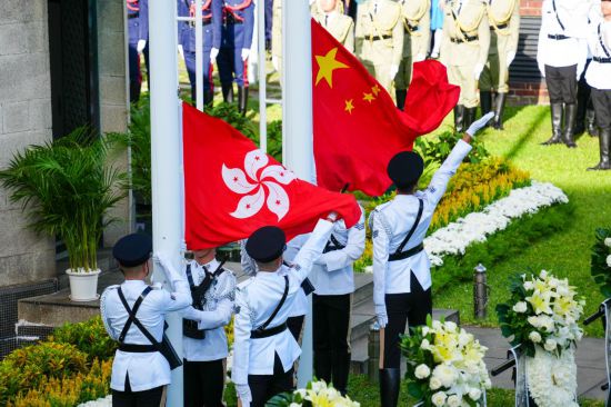 9月3日，在香港舉行的中國(guó)人民抗日戰(zhàn)爭(zhēng)暨世界反法西斯戰(zhàn)爭(zhēng)勝利80周年紀(jì)念儀式上，升旗隊(duì)將中華人民共和國(guó)國(guó)旗和香港特別行政區(qū)區(qū)旗升起。新華社記者 朱煒 攝