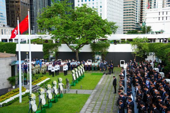  9月3日，在香港舉行的中國(guó)人民抗日戰(zhàn)爭(zhēng)暨世界反法西斯戰(zhàn)爭(zhēng)勝利80周年紀(jì)念儀式上，全體出席者默哀。新華社記者 朱煒 攝