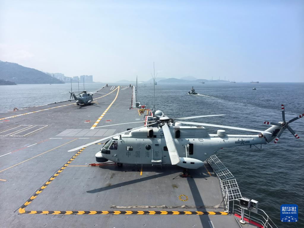 7月7日，錨泊在維多利亞港西錨地的山東艦起錨返航。新華社記者 黎云 攝