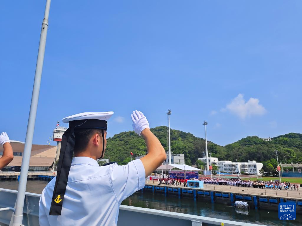 7月7日，湛江艦駛離昂船洲軍營(yíng)碼頭，士兵分區(qū)列隊(duì)向前來送行的人群揮手告別。新華社發(fā)（馮麗 攝）