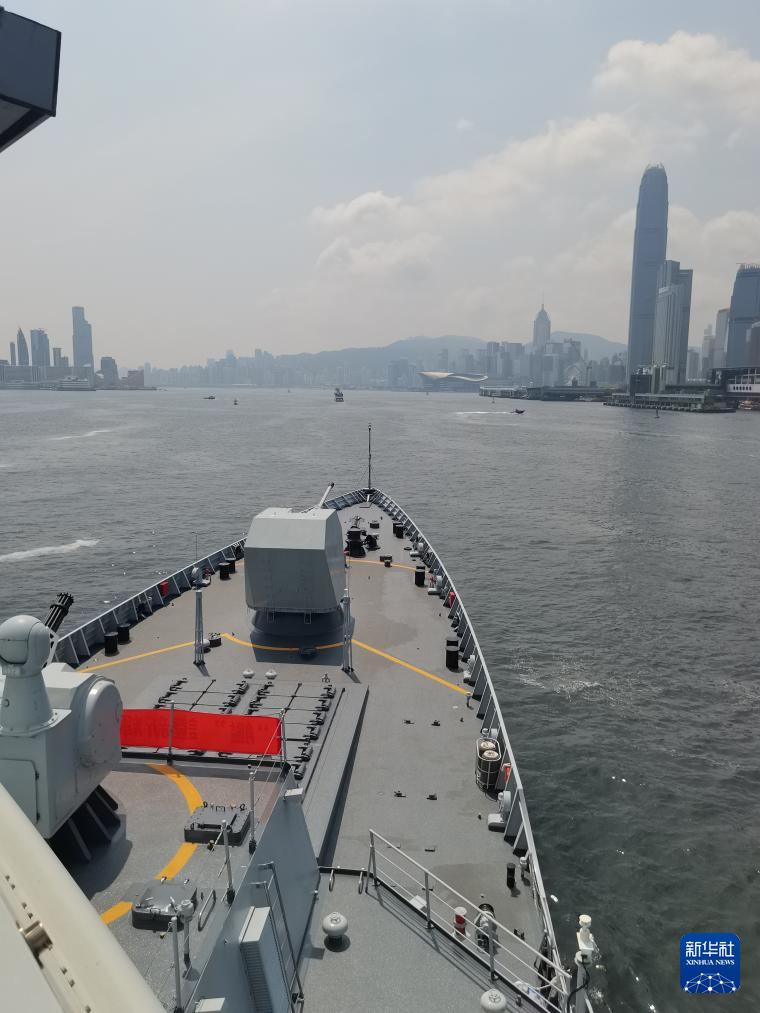 7月7日，湛江艦駛離維多利亞港。新華社發(fā)（李唐 攝）