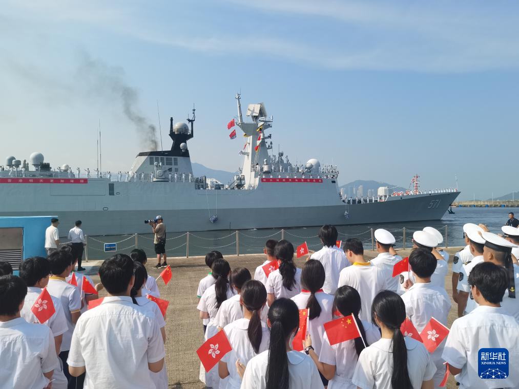 7月7日，運(yùn)城艦離開昂船洲軍營(yíng)碼頭，駐香港部隊(duì)官兵和香港學(xué)生代表在碼頭送行。新華社發(fā)（李唐 攝）