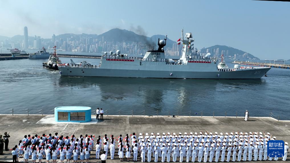 7月7日，運(yùn)城艦起錨離開昂船洲軍營(yíng)碼頭。新華社發(fā)（賈曉鵬 攝）