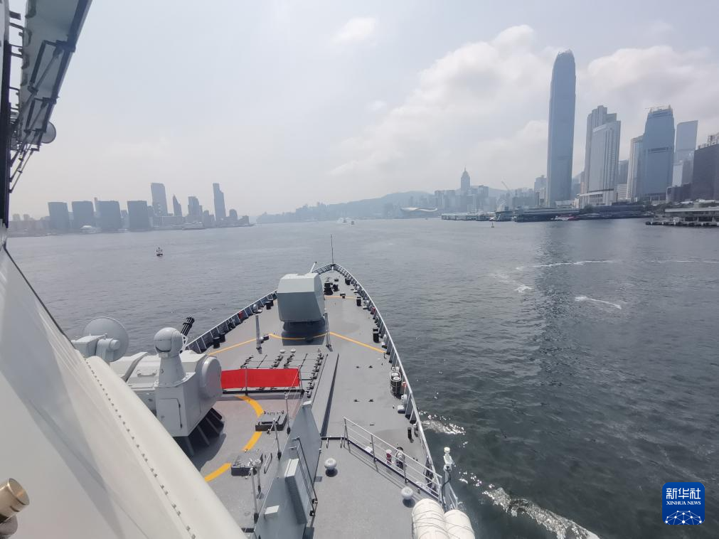 7月7日，湛江艦駛離維多利亞港。新華社發(fā)（李唐 攝）