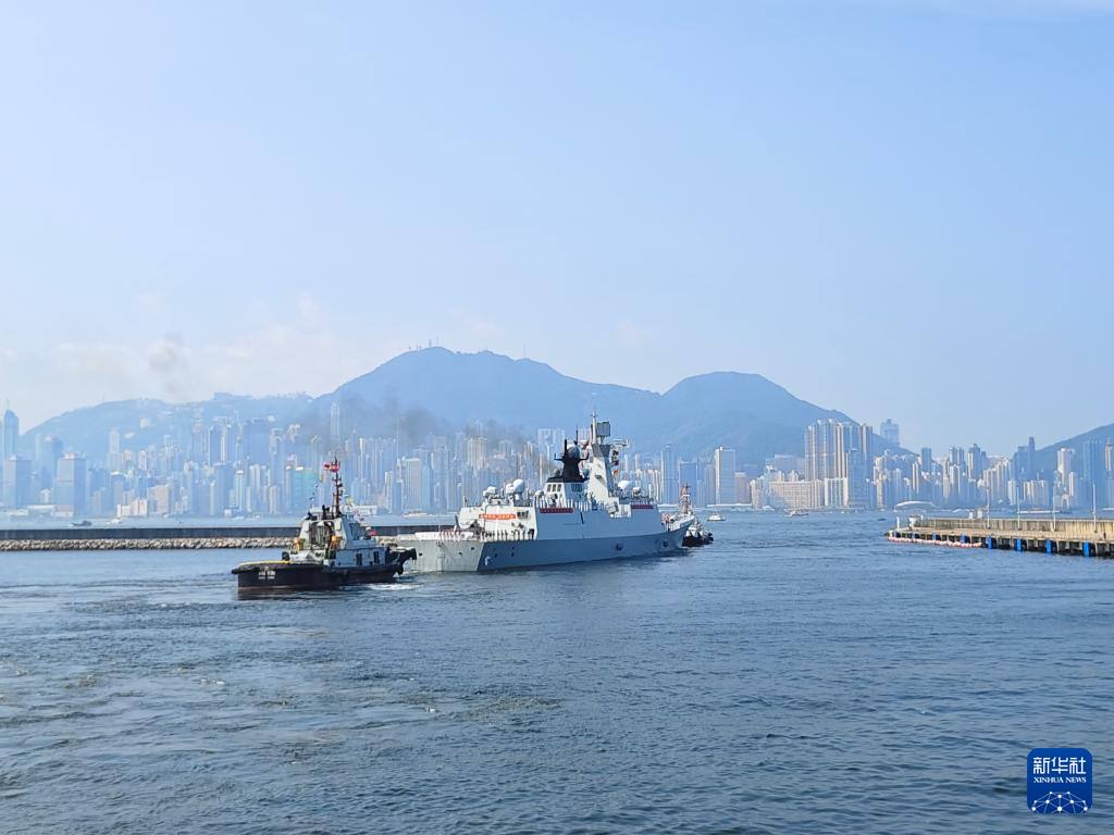 7月7日，運(yùn)城艦離開昂船洲軍營(yíng)碼頭。新華社發(fā)（馮麗 攝）